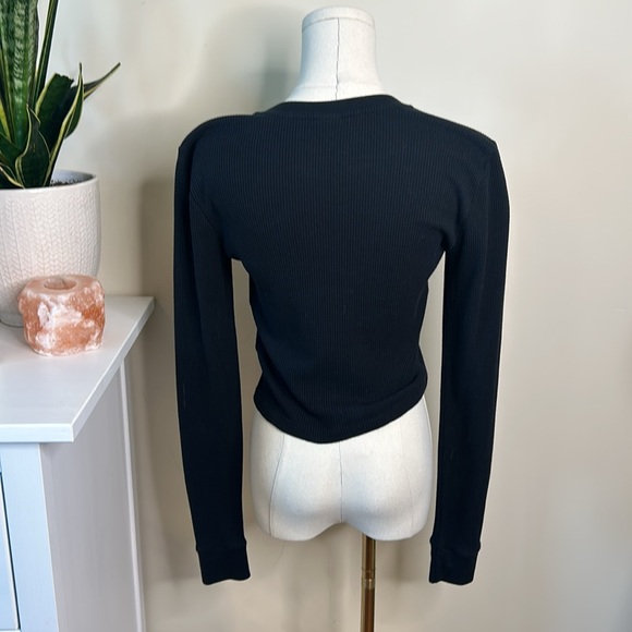 Black TNA Aritzia Henley small cropped black waffle long sleeve shirt - Picture 4 of 6
